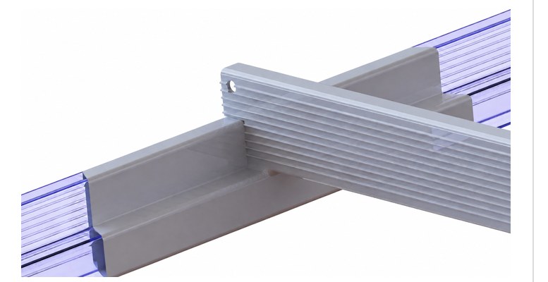 Närbild på CAD-stegens helsvetsade aluminiumprofil där det tvärgående steget ligger urjackat ovanpå långsidan.
